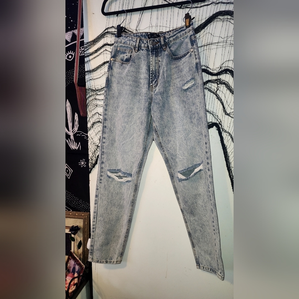✨️Womans Riot Light Blue Distressed High Rise Mom Jeans✨️ - Picture 2 of 6